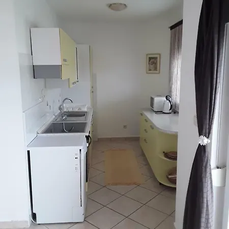 Mimi Apartment Vir